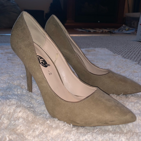 Women’s Pumps - Picture 1 of 2